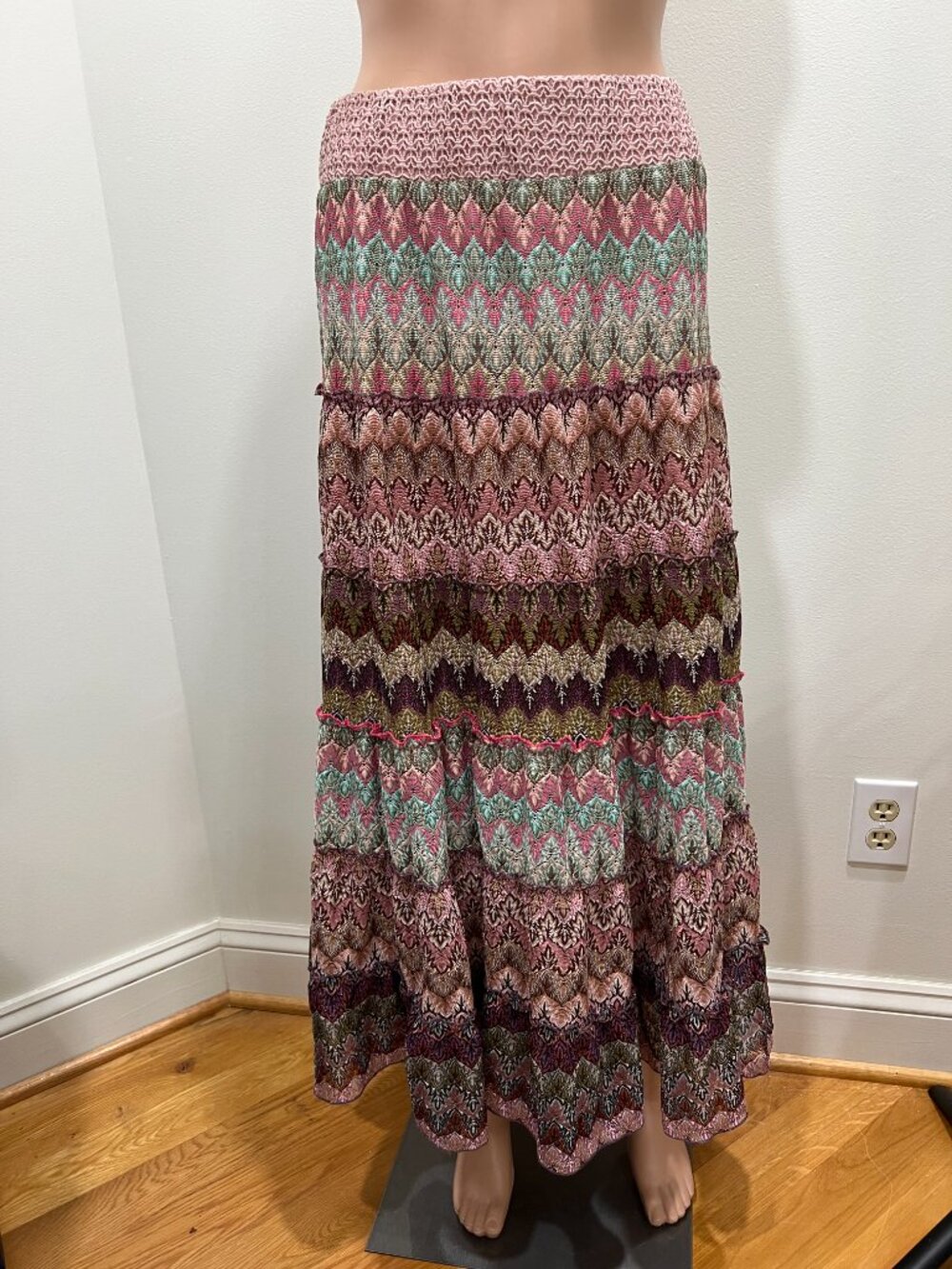 Maxi lacy skirt size M